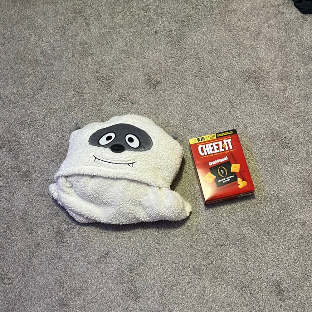 A foldable yeti blanket/pillow from Aéropostale with buttons and hand holes.